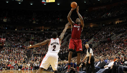 Gegenspieler Wes Matthews (l.) hatte große Probleme mit Miamis Superstar LeBron James (r.)