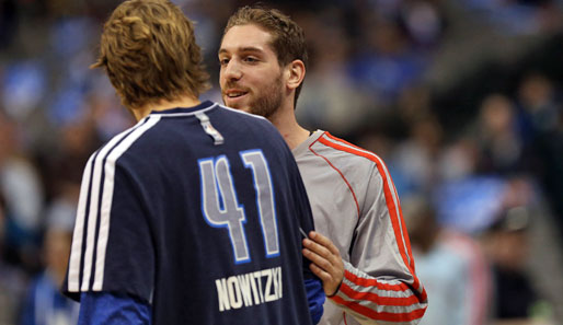 Tim Ohlbrecht (r.) und Dirk Nowitzki beim Match zwischen Houston und Dallas im März