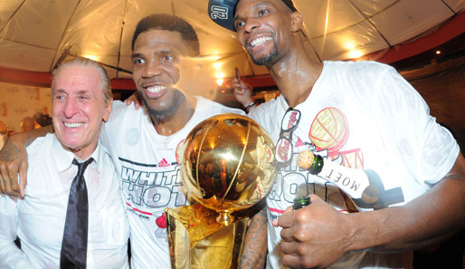 Heat-Macher Pat Riley (l.) plant offenbar auch für die kommende Saison mit Chris Bosh (r.)