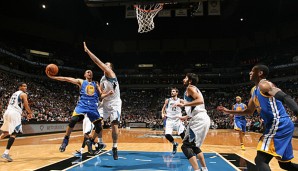 Steph Curry (l.) musste gegen die Timberwolves im Schlussabschnitt zuschauen