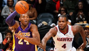 Kobe Bryant (l.) erlebte gegen die Hawks wieder einen durchwachsenen Abend