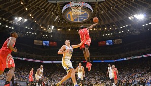 "Guck mal Mama, ich kann auch einhändig!" James Harden steigt hoch zum Slam