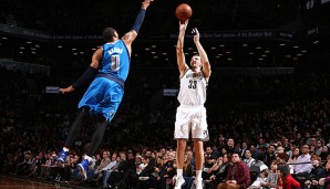 Shawn Marion (l.) kommt gegen Mirza Teletovic zu spät: Swish! 34 Punkte machte der Bosnier