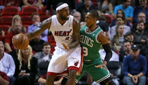 LeBron James (l.) war in der Crunchtime gegen Rajon Rondo zur Stelle