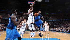 Monta Ellis (r.) legt klug ab auf Center Samuel Dalembert