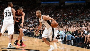 Die Franzosen unter sich. Diaw (l.) stellt gegen Batum (m.) den Block für Tony Parker (r.)