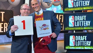 Cavs-GM David Griffin (l.) freut sich über den No.1-Pick im Draft 2014