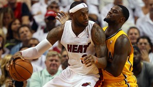 Da kommen sich zwei ganz nah: Lance Stephenson (r.) verteidigt LeBron James