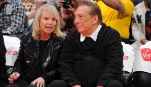 Donald Sterling (r.) stimmt dem von seiner Frau Shelly (l.) ausgehandelt Angebot nun doch zu