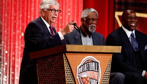 David Stern (l.), an seiner Seite Bill Russell und Magic Johnson