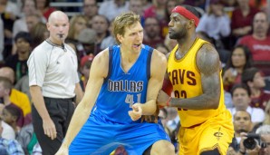 Dirk Nowitzki (l.) geht in seine 17. Saison mit den Dallas Mavericks