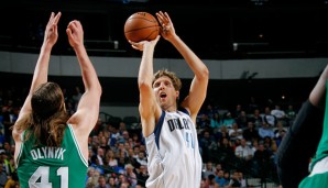 Dirk Nowitzki (r.) traf gegen die Boston Celtics 4 seiner 4 Dreierversuche