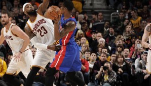 LeBron James (l.) war mit seinem Cavaliers gegen Detroit chancenlos