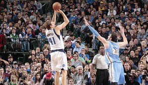 Swish! Dirk Nowitzki (l.) steigt hoch, Verteidiger Nurkic kann nur zuschauen