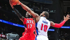 Pistons-Forward Greg Monroe (r.) räumt Dennis Schröder ab