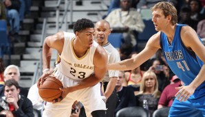 Dirk Nowitzki (r.) hatte gegen Anthony Davis (l.) das Nachsehen