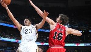 Anthony Davis (l.) verletzte sich gegen die Bulls an der Schulter