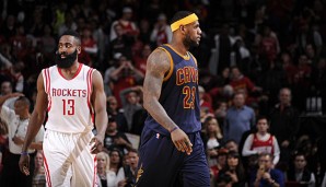 James Harden (l.) wurde für seinen Tritt gegen LeBron James bestraft