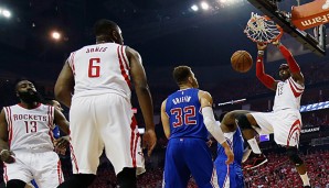 Dwight Howard (r.) rammt den Dunk durch die Reuse, Blake Griffin ist machtlos