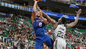 Jahlil Okafor (l.) überzeugte bei seinem Debüt für die Sixers