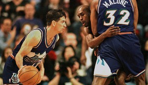 John Stockton (l.) bekommt den Block von Karl Malone, Gary Payton (M.) hat keine Chance