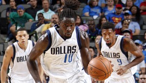 Maurice Ndour (M.) trägt bei den Dallas Mavericks die Nummer 10