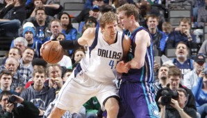 Dirk Nowitzki (l.) tat sich gegen Charlotte schwer und kam nur auf 14 Punkte