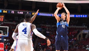 Dirk Nowitzki (r.) war mit 21 Punkten Topscorer der Dallas Mavericks