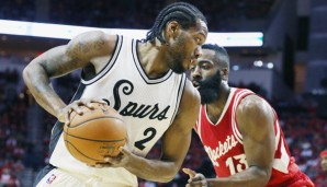 Kawhi Leonard (l.) lieferte sich einen packenden Fight mit James Harden (r.)