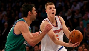 Kristaps Porzingis (r.) zieht zum Korb, Zaza Pachulia kann nur zuschauen