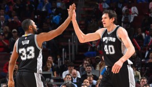 Boris Diaw und Boban Marjanovic feiern ihren Sieg - besonders schwer war es nicht