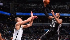 LaMarcus Aldridge (r.) und die San Antonio Spurs feierten in Brooklyn einen deutlichen Sieg