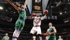 Kyrie Irving (M.) und den Cavaliers gelingt ein knapper Sieg gegen Dallas