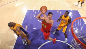 Kris Humphries (M.) feierte ein gelungenes Debüt für die Hawks