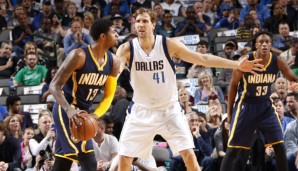 Duell gewonnen - Spiel verloren: Dirk Nowitzki (r.) und Pacers-Star Paul George