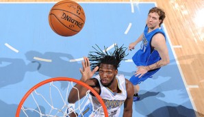 Dirk Nowitzki (r.) lieferte sich ein grandioses Duell mit Kenneth Faried