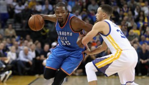 MVP gegen MVP: Kevin Durant (l.) zieht gegen Stephen Curry zum Korb