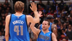 Dirk Nowitzki gratuliert Kollege J.J. Barea (r.) zu seinen 29 Punkten gegen Detroit