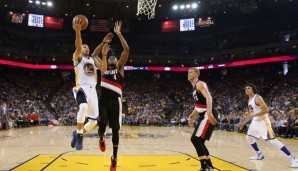 Stephen Curry (l.) steigt gegen Maurice Harkless zum Layup hoch