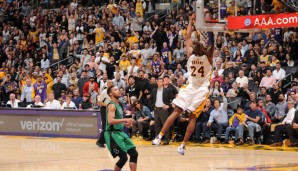 Da staunt der Fachmann und der Laie wundert sich: Kobe Bryant stopft!