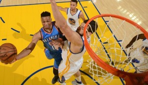 Russell Westbrook (l.) führt die Thunder mit einer starken zweiten Halbzeit zum Sieg