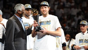 Dirk Nowitzki durfte nach Spiel 6 die Finals-MVP-Trophäe von Bill Russell entgegennehmen