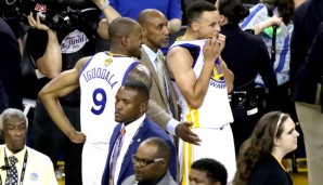 Andre Iguodala und Stephen Curry schauen dem Gegner beim Jubeln zu