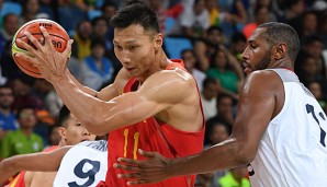 Yi Jianlian steht vor einer Unterschrift bei den Los Angeles Lakers