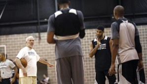 Tim Duncan (r.) kann das Leben ohne Basketball doch noch nicht recht genießen