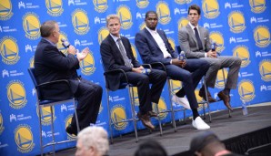 Warriors-GM Bob Myers (r.) bei der Präsentation von Kevin Durant