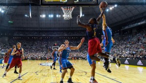 Joey Dorsey wurde in der ersten Halbzeit übel von Alex Abrines geblockt