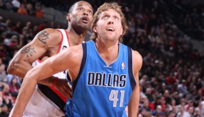 Marcus Camby (l.) musste in seiner Karriere etliche Male gegen Dirk Nowitzki verteidigen