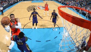 Russell Westbrook zieht gegen Anthony Davis zum Korb