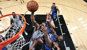 Kawhi Leonard (M.) setzt sich gleich gegen mehrere Timberwolves durch